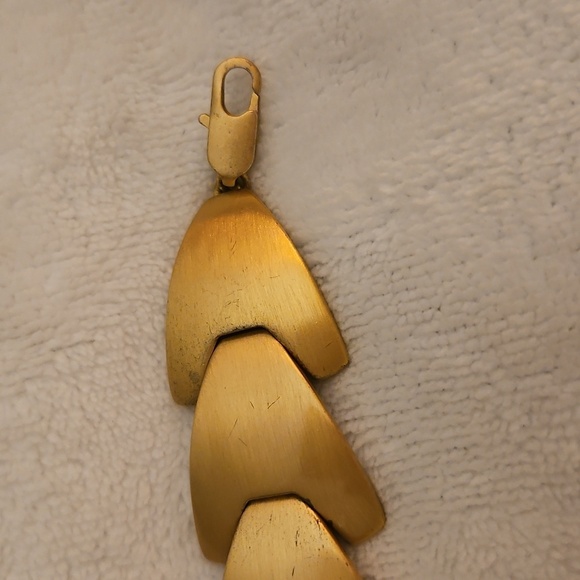 ELLEN TRACY Matte Goldtone Articulated Modernist Scale Bracelet - Picture 6 of 8